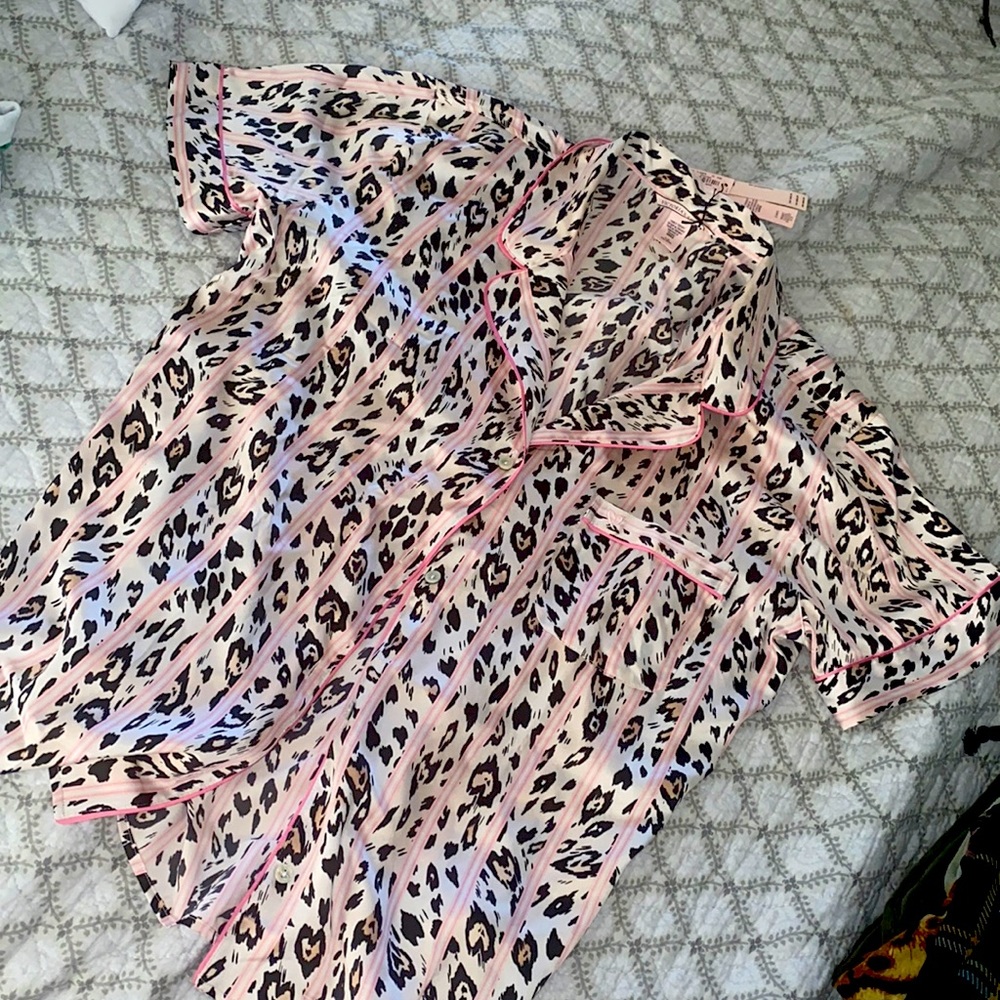 Vs silk pajama top Pink leopard NWT